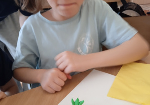 Uczennice ze swoją pracą z plasteliny