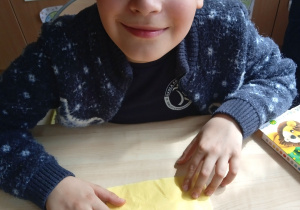 Uczeń ze swoją pracą