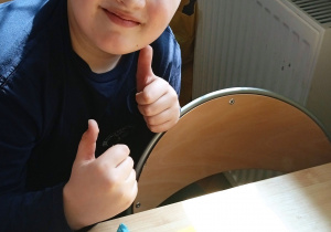 Uczeń ze swoją pracą