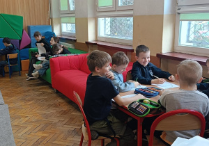 Dzieci pracują przy stolika na zajęciach uspołeczniających