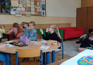 Dzieci wykonują ćwiczenie praktyczne