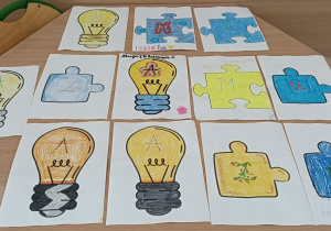 Prace plastyczne uczniów puzzel lub żarówka