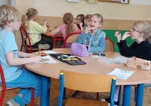 Uczniowie wykonują pracę plastyczną podczas zajęć