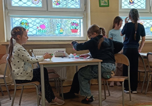Dzieci pracują podczas zajęć nad pisankami