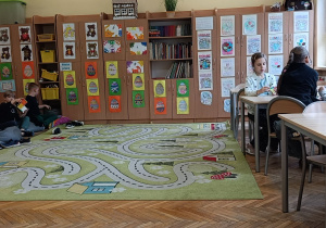 Dzieci wykonują prace na zajęciach