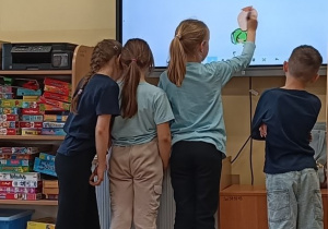 Dzieci kreatywnie wykonują ćwiczenie plastyczne