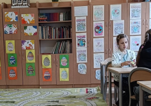 Dzieci pracują podczas zajęć w świetlicy