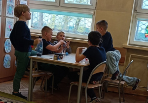 Dzieci pracują podczas zajęć tematycznych