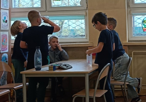 Dzieci prowadzą dialog przy stoliku