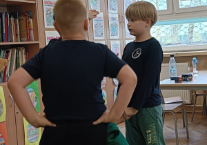 Dzieci współpracują ze sobą wykonując ćwiczenie praktyczne