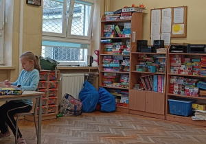 Dzieci wykonują ćwiczenie na kreatywność