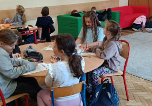 Dzieci współpracują ze sobą wykonując ćwiczenie