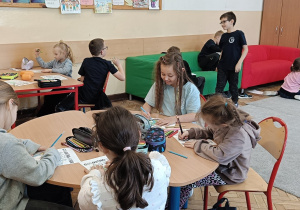 Dzieci wykonują ćwiczenie praktyczne w grupie