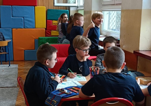 Uczniowie współpracują ze sobą podczas zajęć