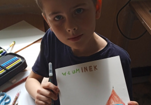 Uczeń pokazuje swoją pracę
