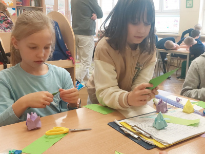 "Od kartki do kwiatu- magia origami"