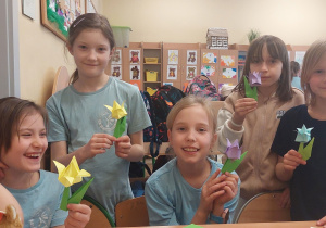 Uczennice z papierowymi kwiatkami