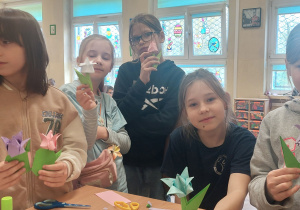 Uczennice z papierowymi kwiatkami