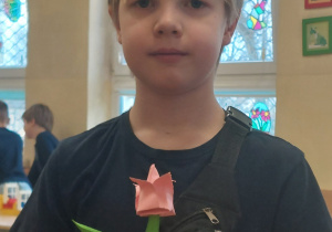 Uczeń z kwiatkiem w rękach