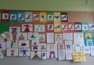 Tablica z pracami uczniów