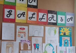 Tablica z pracami uczniów