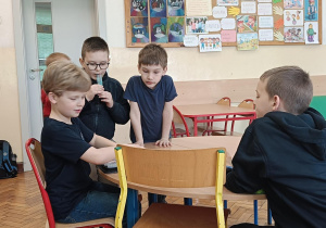 Dzieci wspólnie wykonują ćwiczenie na myślenie kreatywne