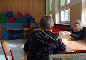 Dzieci wykonują ćwiczenie na pomysłowość