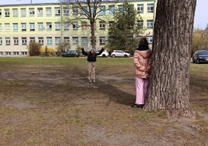 Dzieci wymyśliły kalambury na świeżym powietrzu