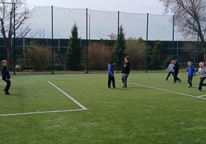 Dzieci za pomocą ruchu na boisku pokazują jak można rozładować stres