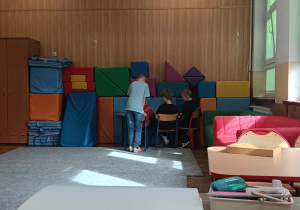 Uczniowie wspólnie pracują przy stoliku