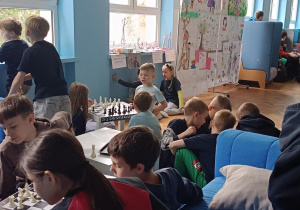 Dzieci pokazują jak na przerwie można kreatywnie pozbyć się stresu