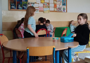 Dzieci słuchają wyjaśnienia pojęcia stres i jego przyczynach