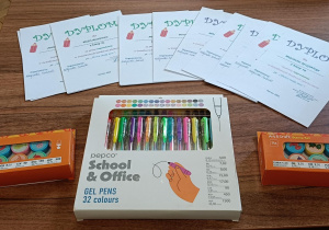 Dyplomy dla uczniów oraz upominki za konkurs plastyczny