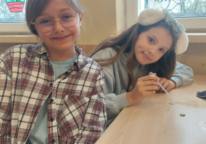 Uczennice siedzą w ławce