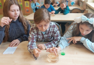 Uczennice wykonują doświadczenie z wodą