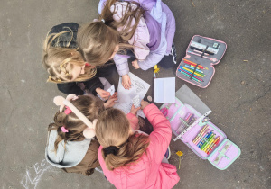 Uczennice wykonują zadania