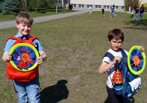 Uczniowie z zabawkami