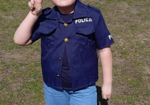 Dziecko w stroju policjanta