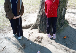 Uczennice stoją przy drzewie