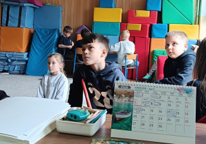 Dzieci uważnie oglądają bajkę Muminki