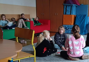 Dzieci wykonują ćwiczenie na kreatywność na dywanie