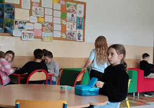 Dzieci wykonują pracę plastyczną o Muminkach