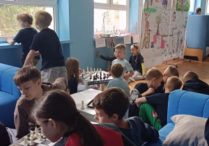 Dzieci spędzają kreatywnie czas wolny podczas przerwy