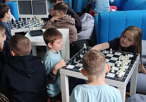 Dzieci w sposób kreatywny spędzają wolny czas