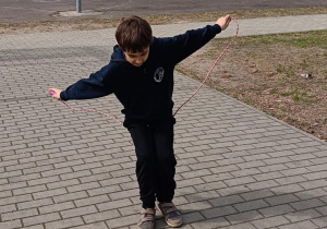 Uczeń pokazuje swoje kreatywne pomysły na zabawę