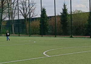 Uczniowie wolny czas spędzają na świeżym powietrzu w grupie