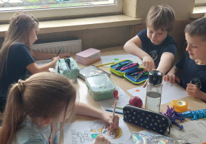Uczniowie pracują w ławce