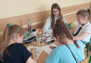 Uczennice pracują