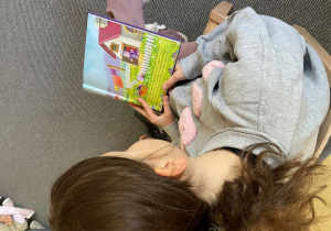 Uczennica trzyma w ręku książkę