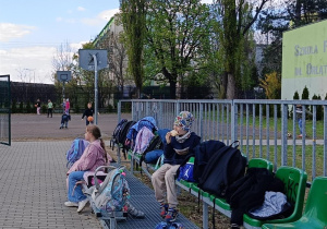Dzieci obserwujące zabawy ruchowe też miały za zadanie pokazywać różne miny